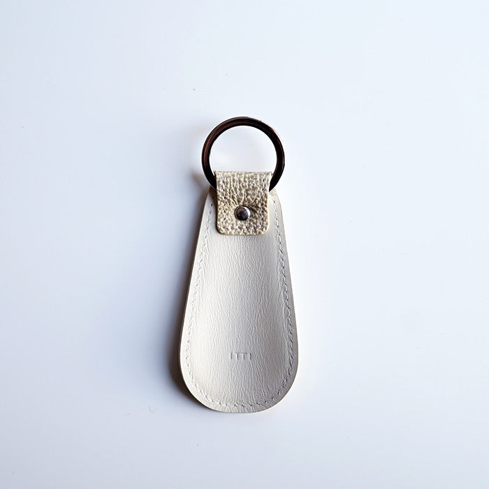 ITTI HERRIE SHOEHORN KEY HOLDER / SHIRO