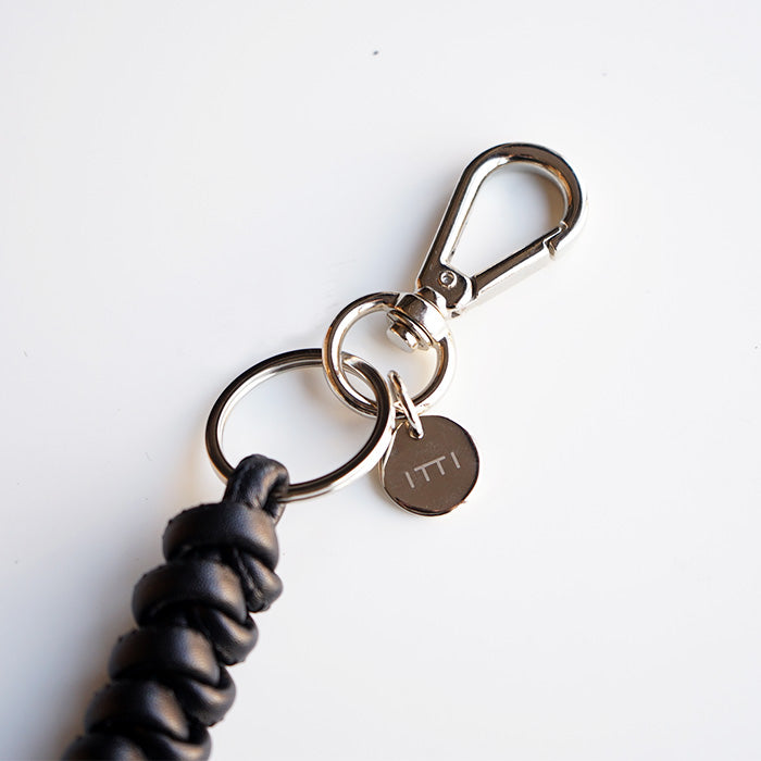 ITTI CRISTY SNAKE KNOT CHARM / STCOW