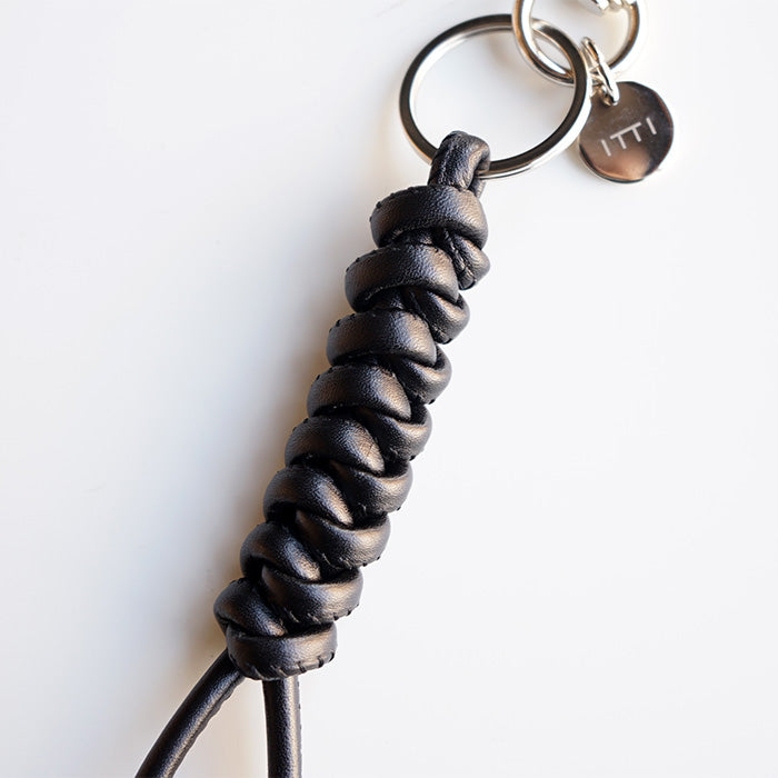 ITTI CRISTY SNAKE KNOT CHARM / STCOW