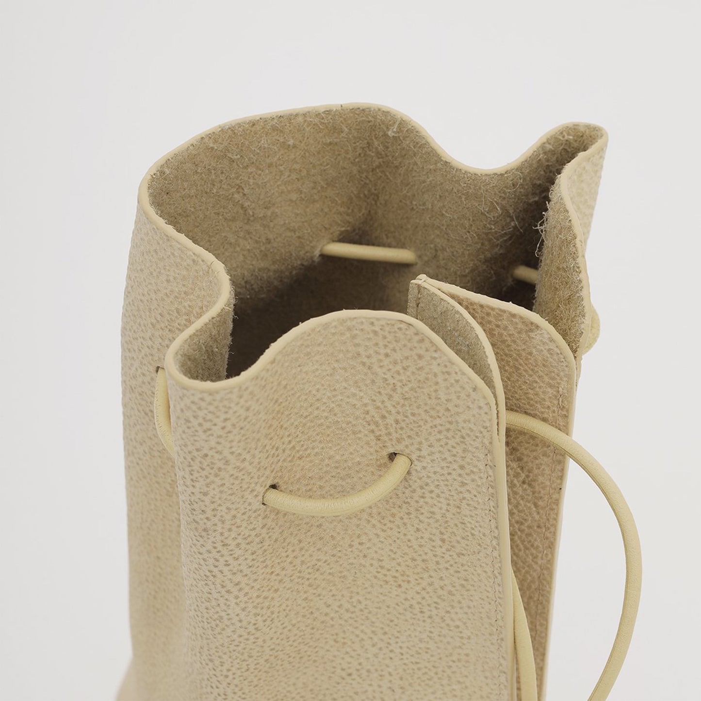 ITTI HERRIE KINCHAKU POUCH - PM / SHIRO