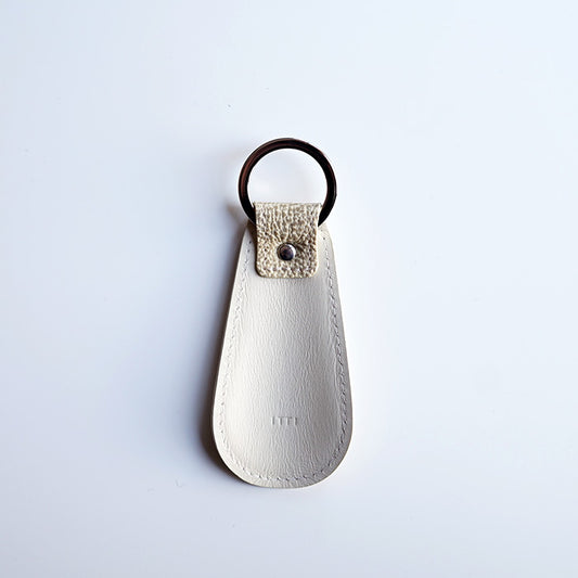 ITTI　HERRIE SHOEHORN KEY HOLDER / SHIRO