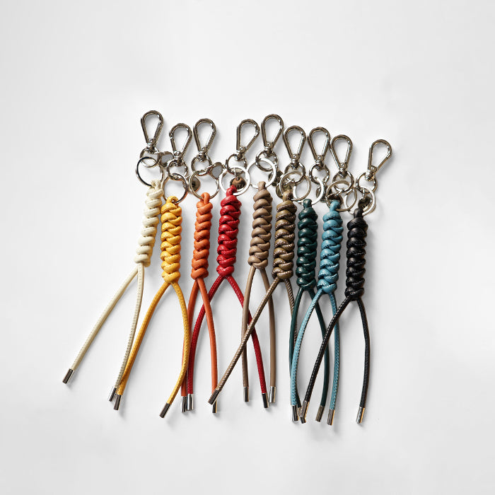 ITTI　CRISTY SNAKE KNOT CHARM / STCOW